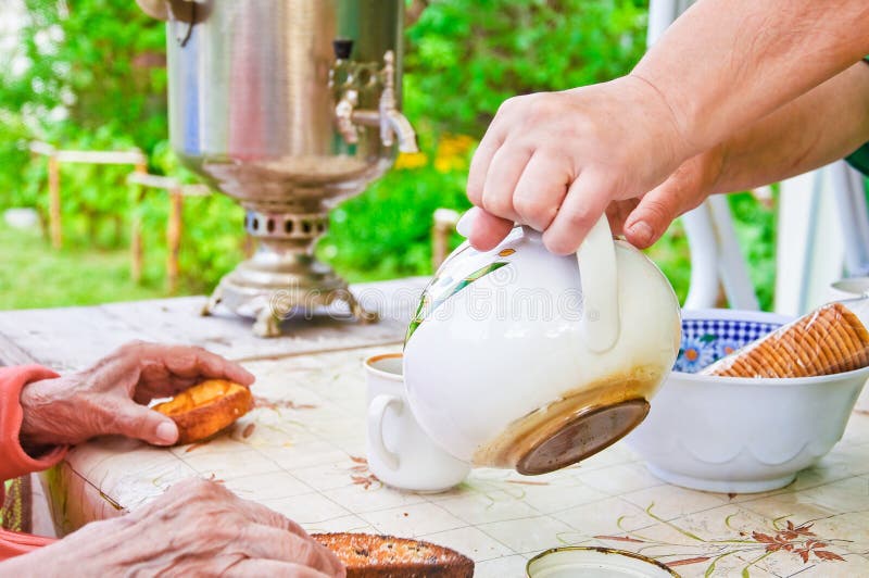 Ricevimento pomeridiano sul terrazzo di estate con una samovar fotografia stock Ricevimento pomeridiano sul terrazzo di estate con una samovar fotografia stock