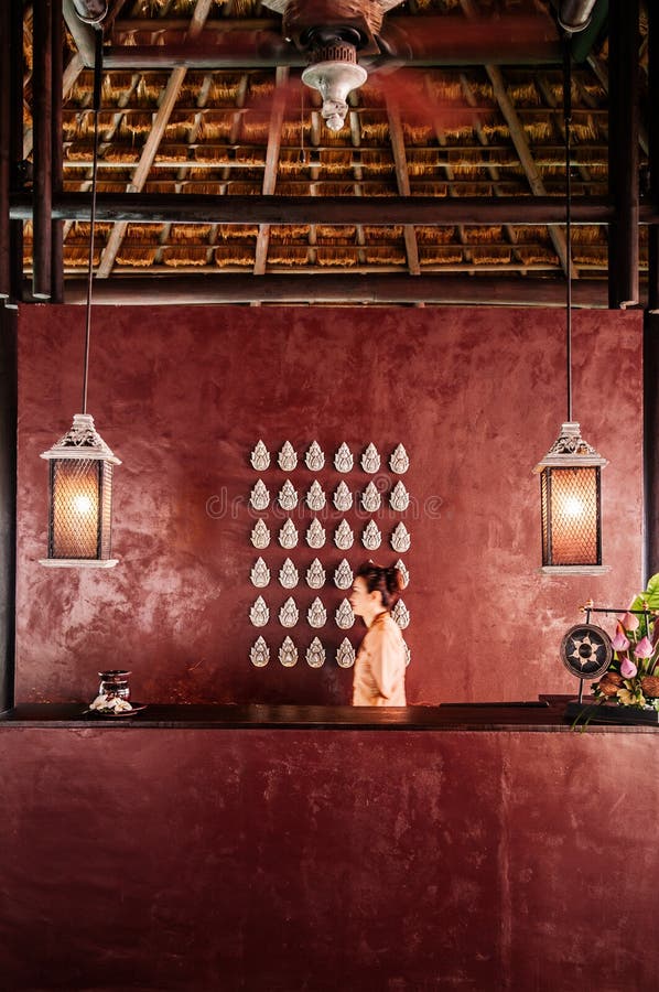 Ricezione tailandese asiatica di lusso della località di soggiorno con il soffitto di legno alto, guerra fotografie stock Ricezione tailandese asiatica di lusso della località di soggiorno con il soffitto di legno alto, guerra fotografie stock