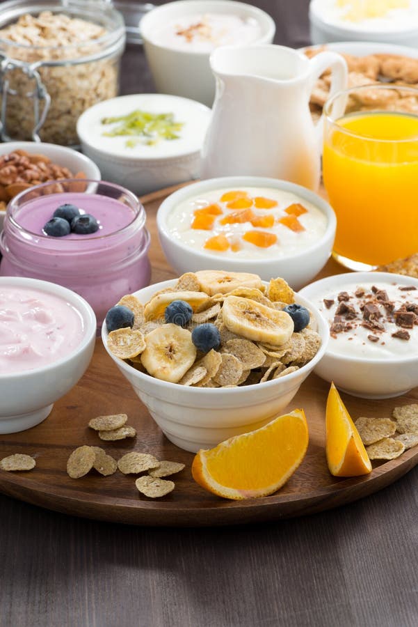 Rich frukosterar buffé med sädesslag, yoghurt och frukt arkivfoto Rich frukosterar buffé med sädesslag, yoghurt och frukt arkivfoto