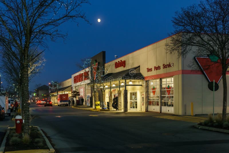 RICHMOND, CANADÁ - 19 DE NOVIEMBRE DE 2018: Escaparate de Canadian Tire en la noche con la luna en el cielo imagenes de archivo RICHMOND, CANADÁ - 19 DE NOVIEMBRE DE 2018: Escaparate de Canadian Tire en la noche con la luna en el cielo imagenes de archivo