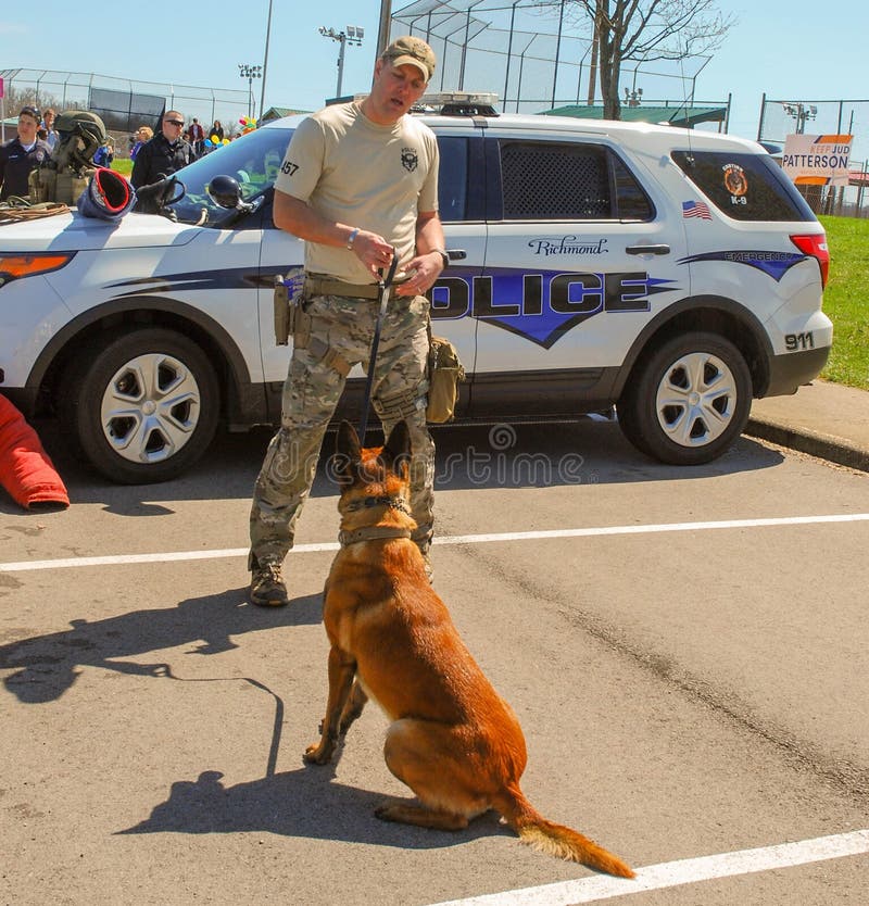 Richmond, KY USA - 31 mars 2018 - Pâques Eggstravaganza un dirigeant K9 démontre des techniques et des exercices d'entraînement c photographie stock Richmond, KY USA - 31 mars 2018 - Pâques Eggstravaganza un dirigeant K9 démontre des techniques et des exercices d'entraînement c photographie stock