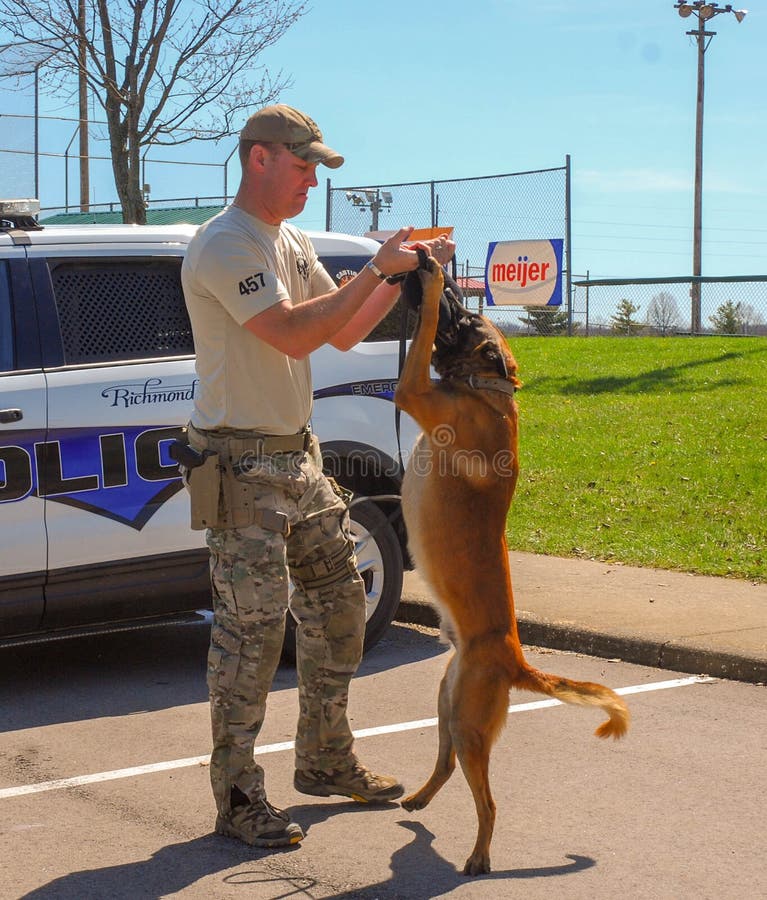 Richmond KY USA - mars 31, 2018 - påsken Eggstravaganza en tjänsteman K9 visar hund- tekniker och utbildningsövningar arkivfoton Richmond KY USA - mars 31, 2018 - påsken Eggstravaganza en tjänsteman K9 visar hund- tekniker och utbildningsövningar arkivfoton