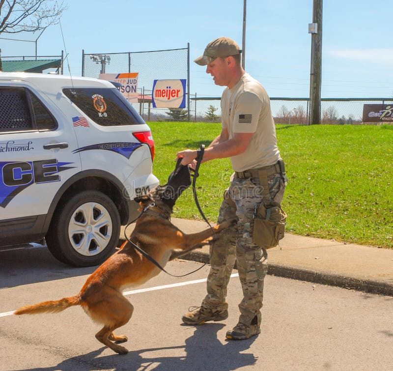 Richmond, KY USA Wielkanocny Eggstravaganza - Marzec 31, 2018 - K9 oficer z Richmond departamentem policji demonstruje K9 technik obraz royalty free Richmond, KY USA Wielkanocny Eggstravaganza - Marzec 31, 2018 - K9 oficer z Richmond departamentem policji demonstruje K9 technik obraz royalty free