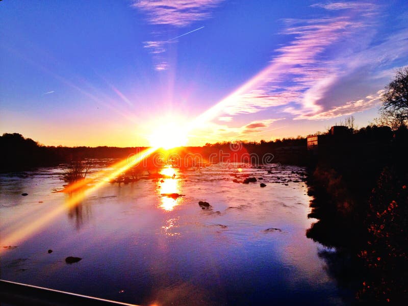 Západ slunce přes voda v virginie, řeka.