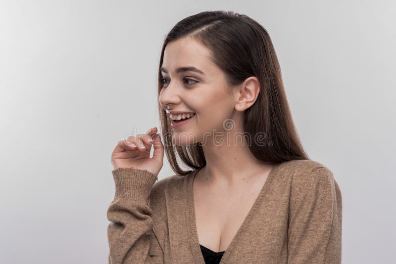 Richtend aantrekkelijke vrouw die met lang recht haar ruim glimlachen royalty-vrije stock afbeeldingen Richtend aantrekkelijke vrouw die met lang recht haar ruim glimlachen royalty-vrije stock afbeeldingen