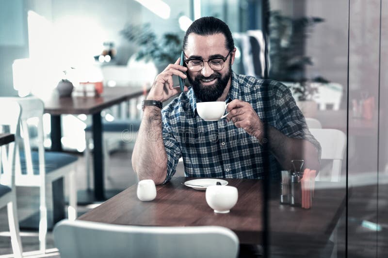 Richtend rijpe zakenman die wat smakelijke koffie drinken die onderbreking hebben royalty-vrije stock foto's Richtend rijpe zakenman die wat smakelijke koffie drinken die onderbreking hebben royalty-vrije stock foto's