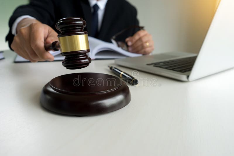 Richter erkennen im Gerichtssaal Referenthammer den Hammer zu lizenzfreies stockbild Richter erkennen im Gerichtssaal Referenthammer den Hammer zu lizenzfreies stockbild