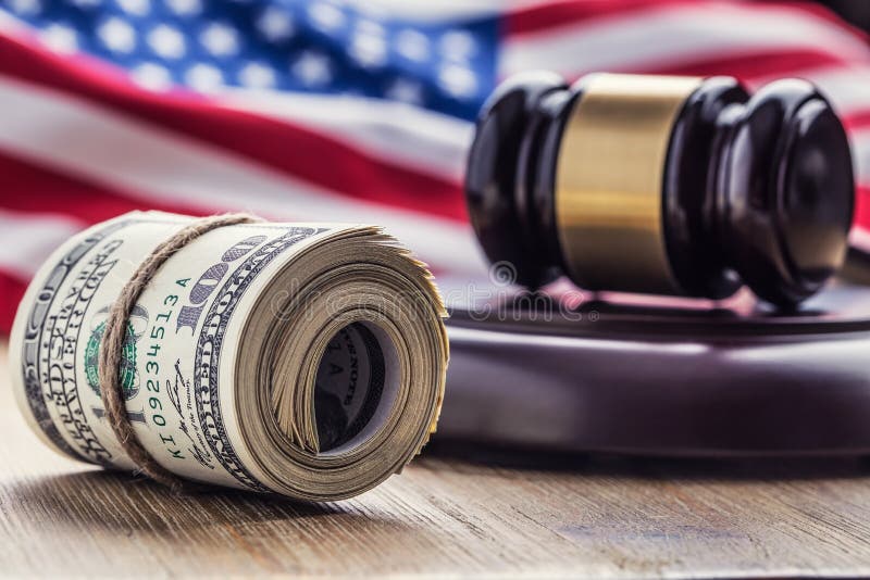 Richter ` s Hammerhammer Gerechtigkeitsdollarbanknoten und USA-Flagge im Hintergrund Gerichtshammer und gerollte Banknoten lizenzfreies stockfoto Richter ` s Hammerhammer Gerechtigkeitsdollarbanknoten und USA-Flagge im Hintergrund Gerichtshammer und gerollte Banknoten lizenzfreies stockfoto