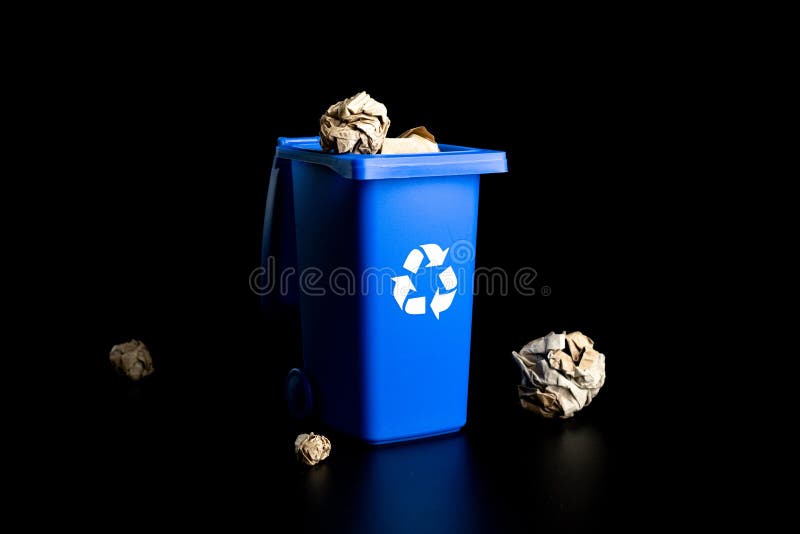 https://thumbs.dreamstime.com/b/riciclo-della-carta-di-separazione-bidone-spazzatura-blu-per-riciclare-la-isolata-su-fondo-nero-contenitore-bin-lo-smaltimento-del-226748092.jpg