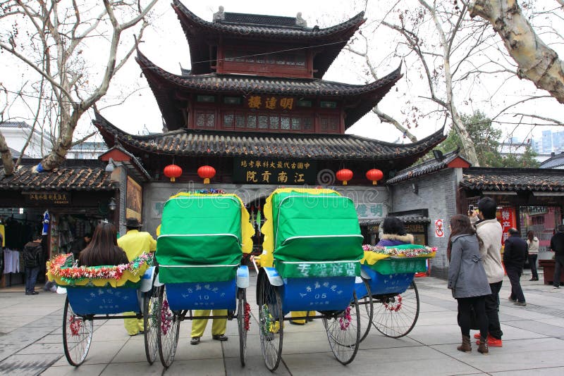 rickshaw för kinesisk fornt för byggnad historisk royaltyfri fotografi rickshaw för kinesisk fornt för byggnad historisk royaltyfri fotografi