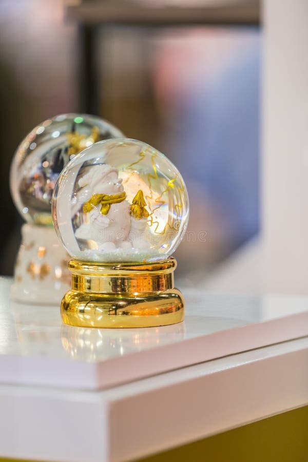 Ricordo di Natale del globo della neve, decorazione di Natale, palla di vetro della neve, globo della neve fotografie stock Ricordo di Natale del globo della neve, decorazione di Natale, palla di vetro della neve, globo della neve fotografie stock