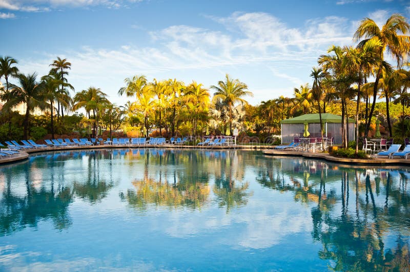 Ricorso tropicale di lusso del raggruppamento caraibico di paradiso fotografia stock libera da diritti Ricorso tropicale di lusso del raggruppamento caraibico di paradiso fotografia stock libera da diritti
