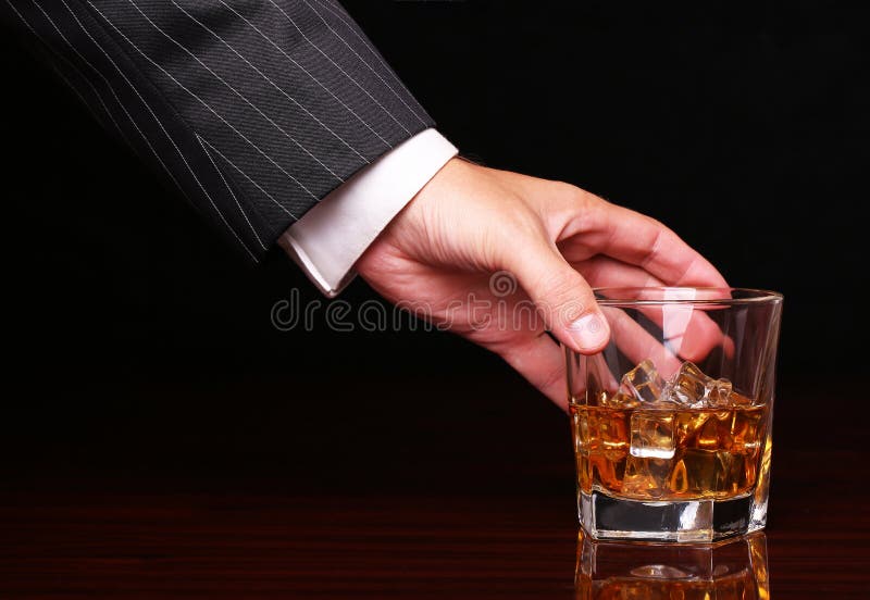 Ricos e homem de negócio do sucesso que guarda o vidro disponivel do uísque fotos de stock Ricos e homem de negócio do sucesso que guarda o vidro disponivel do uísque fotos de stock