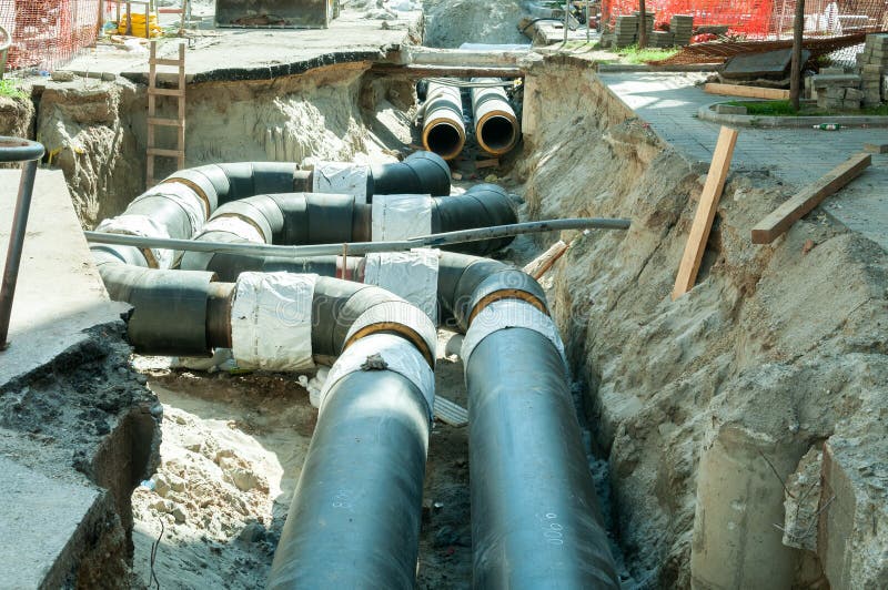 Ricostruzione e sostituzione del sistema sotterraneo del riscaldamento centrale di un quartiere nella città con i nuovi tubi