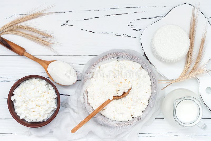 Ricotta fresca casalinga a pasta molle di ricotta Formaggio di Tzfat con i grani del grano Simboli della festa giudaico cristiana immagini stock libere da diritti Ricotta fresca casalinga a pasta molle di ricotta Formaggio di Tzfat con i grani del grano Simboli della festa giudaico cristiana immagini stock libere da diritti