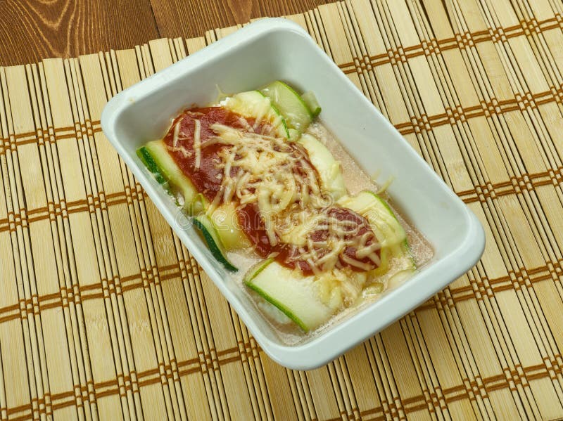 Ricotta Manicotti dello zucchini fotografia stock Ricotta Manicotti dello zucchini fotografia stock