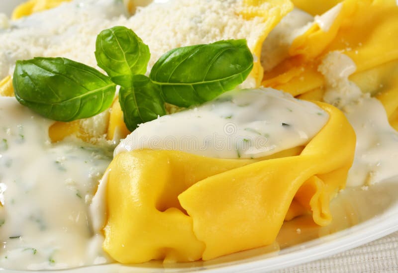 Ricotta Und Spinat Tortelloni Mit Sahne Soße Und Parmesankäse Stockfoto ...