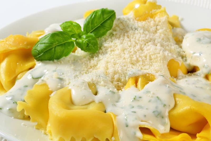 Ricotta Und Spinat Tortelloni Mit Sahne Soße Und Parmesankäse Stockfoto ...