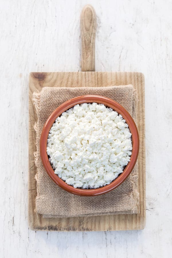 Ricotta, vista superiore Ricotta organica in una ciotola su wh fotografie stock libere da diritti Ricotta, vista superiore Ricotta organica in una ciotola su wh fotografie stock libere da diritti