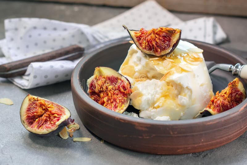 Ricottakäse mit gebackenen Feigen lizenzfreies stockfoto Ricottakäse mit gebackenen Feigen lizenzfreies stockfoto