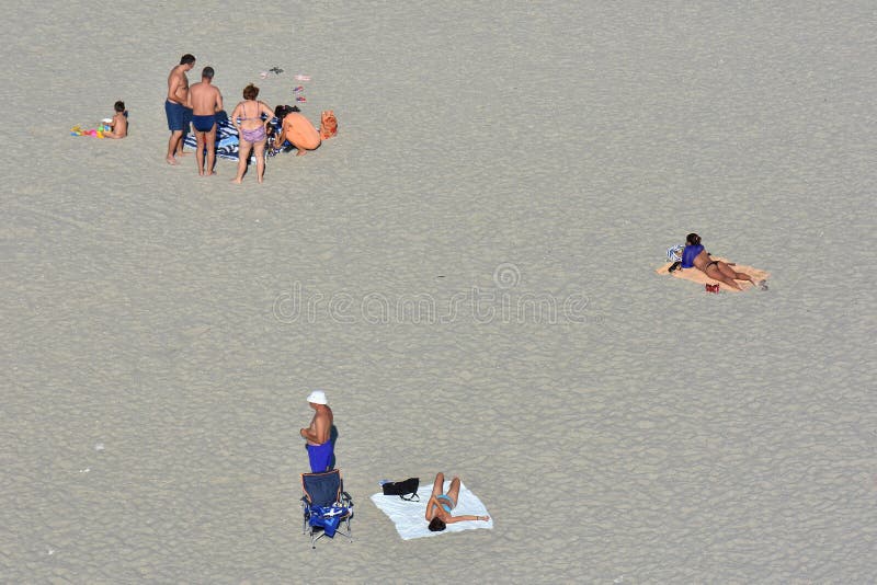 Ricreazione dei turisti sulla costa di Mar Nero della spiaggia di Mamaia immagini stock Ricreazione dei turisti sulla costa di Mar Nero della spiaggia di Mamaia immagini stock