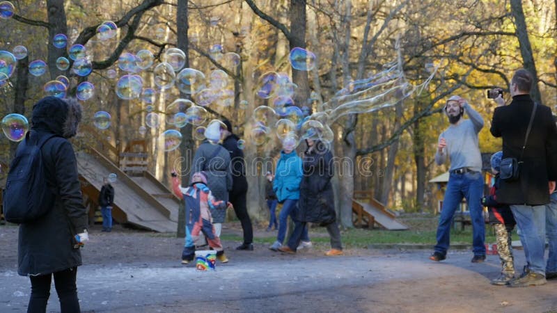 Ricreazione e gioco per adulti e bambini con bolle di sapone in slow motion