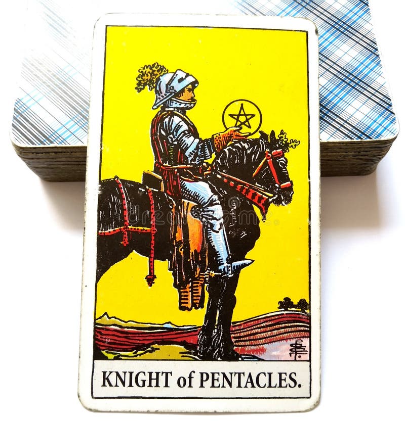 Ridder die van Pentacles Tarotkaart een Bedrijfs/Imperiumbedrijfs Mens bouwen die voortaan investeren stock foto Ridder die van Pentacles Tarotkaart een Bedrijfs/Imperiumbedrijfs Mens bouwen die voortaan investeren stock foto
