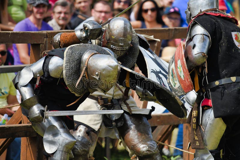 Ridders die bij de Mediaval-toernooien in Grunwald Polen op 13 vechten 07 2019 royalty-vrije stock afbeeldingen Ridders die bij de Mediaval-toernooien in Grunwald Polen op 13 vechten 07 2019 royalty-vrije stock afbeeldingen