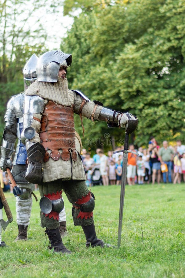 Overleg Toelating schoner Ridders in Ijzerpantser En Helm En Holding Het Zwaard Ter Beschikking Op  Het Slagveld Redactionele Fotografie - Image of nadruk, kleding: 152860237