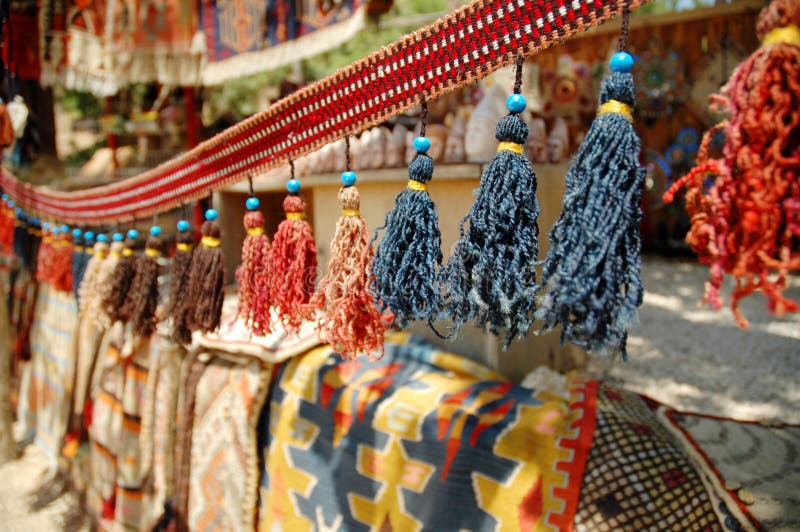 Rideau avec les chaînes de caractères colorées sur un marché turc photographie stock libre de droits Rideau avec les chaînes de caractères colorées sur un marché turc photographie stock libre de droits