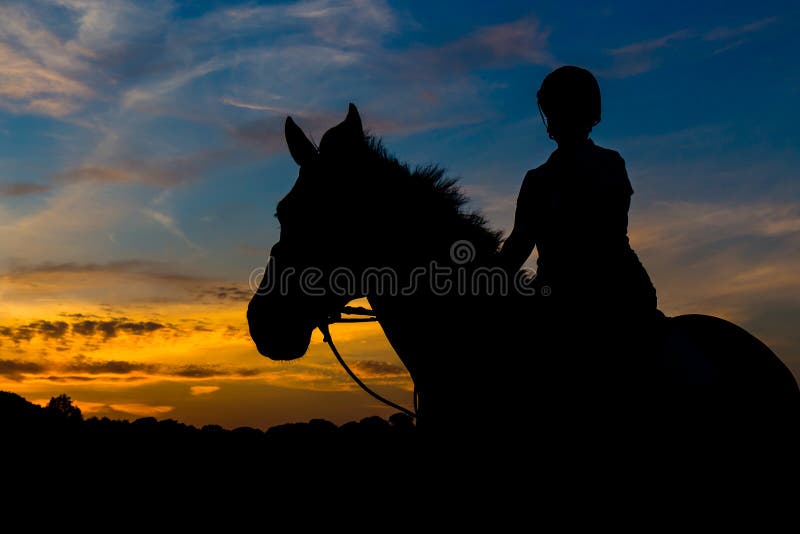 Rider At Sunset silueteado foto de archivo libre de regalías Rider At Sunset silueteado foto de archivo libre de regalías