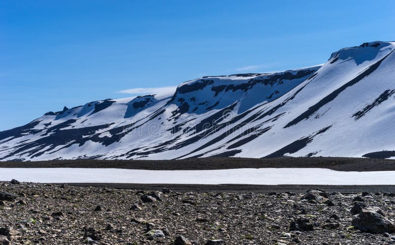 Ridge volcánico nevado dramático contra un cielo azul, occidental fotografía de archivo libre de regalías Ridge volcánico nevado dramático contra un cielo azul, occidental fotografía de archivo libre de regalías