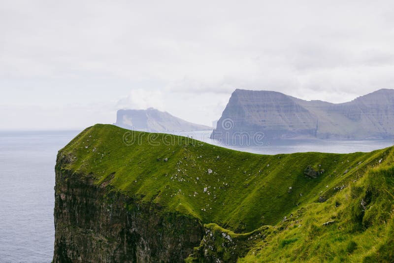 Ridgeline sur l'île de kalsoy dans les îles faroe avec la mer en arrière-plan. Le bord de mer sur l'île de kalsoy dans les îles faroe avec la mer en arrière-plan