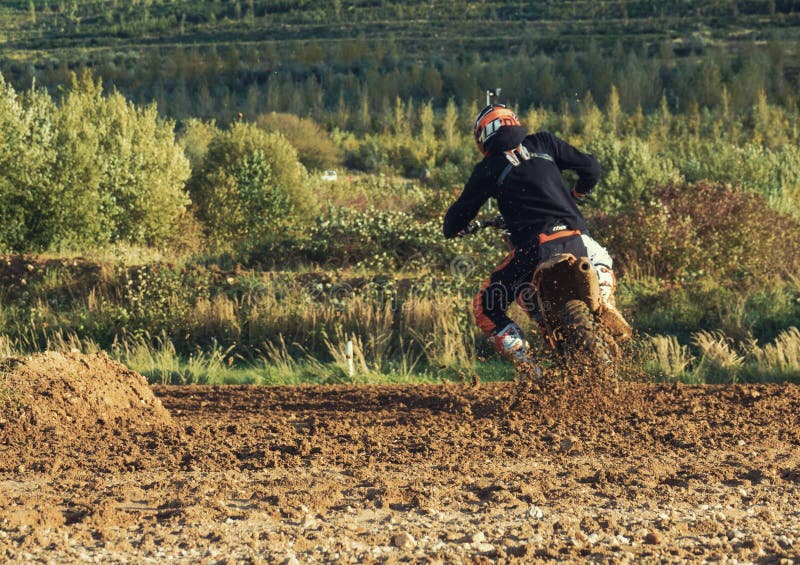 Ridning för motocrossMX-ryttare på smutsspår royaltyfria bilder Ridning för motocrossMX-ryttare på smutsspår royaltyfria bilder
