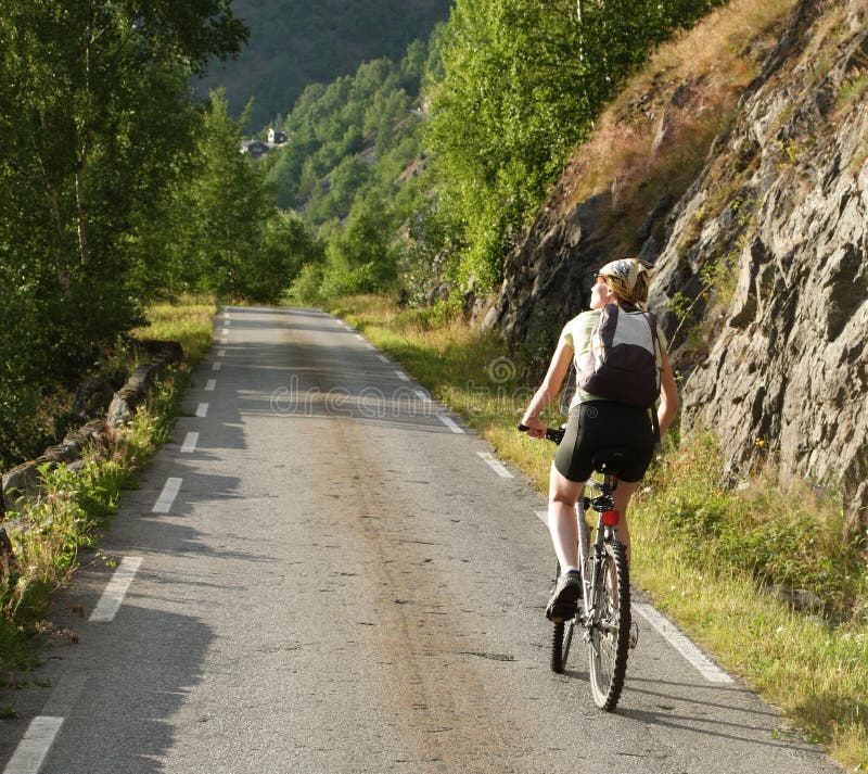 ridningkvinna för 2 cykel arkivbild ridningkvinna för 2 cykel arkivbild