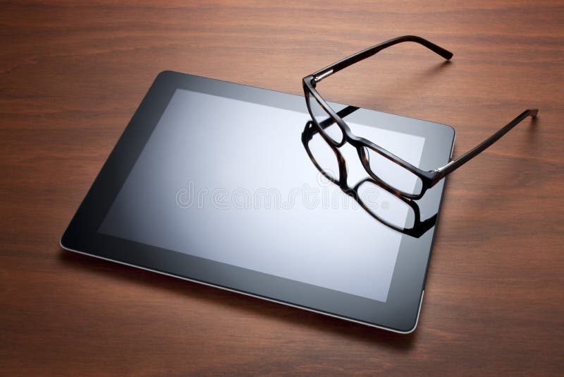 Ridurre in pani e vetri del calcolatore di Ipad immagine stock Ridurre in pani e vetri del calcolatore di Ipad immagine stock