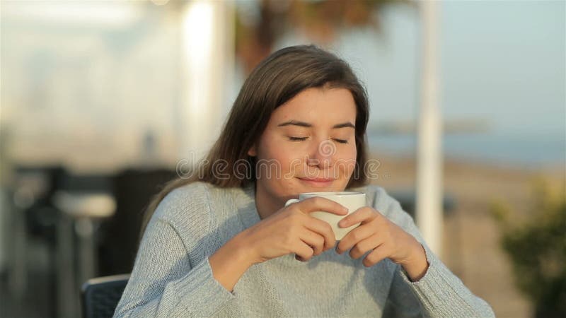 Riechendes Kaffeearoma des glücklichen Mädchens in Zeitlupe