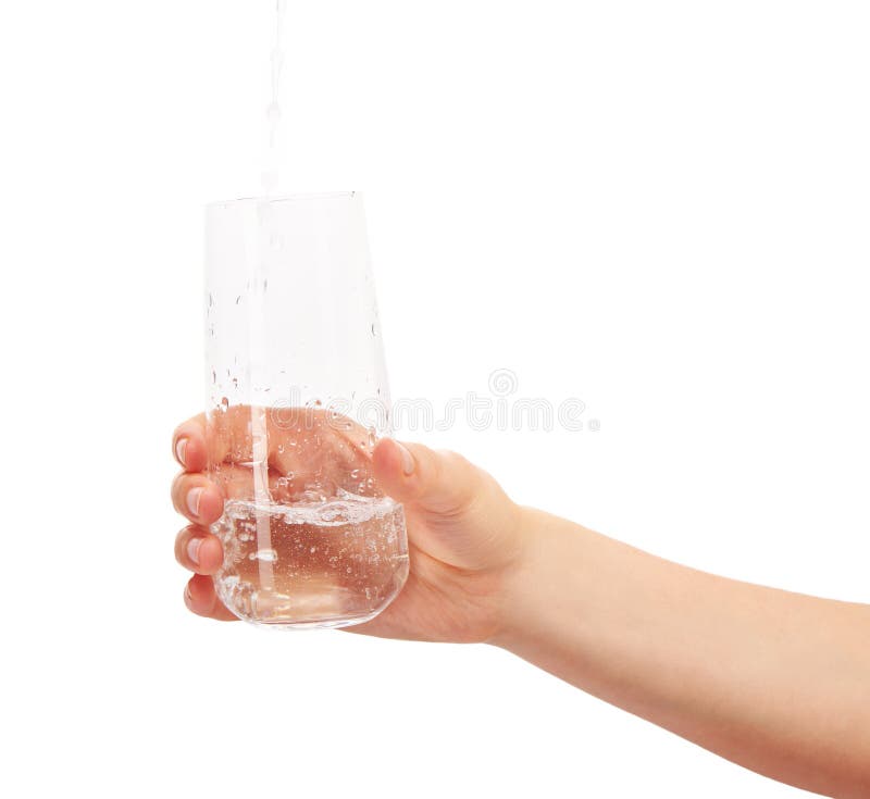 Riegue la colada en el vidrio de consumición lleno en la mano de la mujer imagenes de archivo Riegue la colada en el vidrio de consumición lleno en la mano de la mujer imagenes de archivo