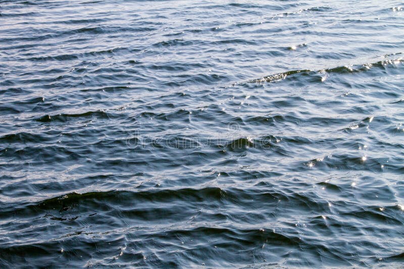 Riegue la superficie del río con las ondas y las reflexiones de la luz del sol imagen de archivo libre de regalías Riegue la superficie del río con las ondas y las reflexiones de la luz del sol imagen de archivo libre de regalías