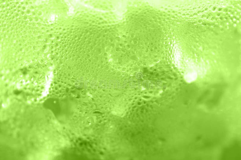 Riegue la textura fresca fresca del verde del hielo del fondo de la hornada del hielo de la soda del descenso, foco selectivo foto de archivo