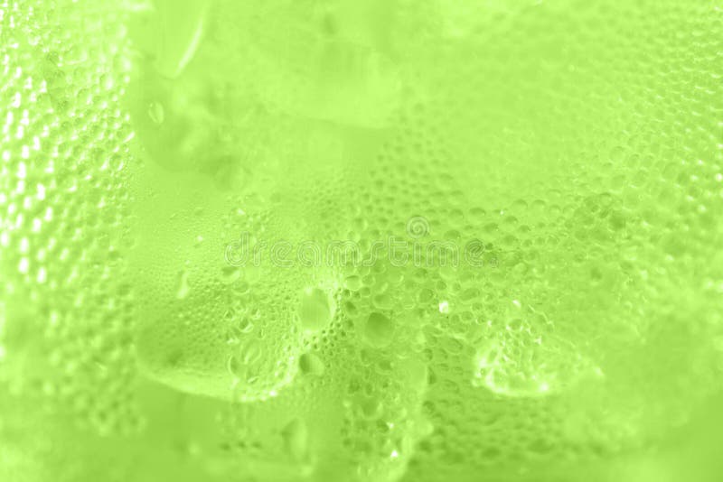 Riegue la textura fresca fresca del verde del hielo del fondo de la hornada del hielo de la soda del descenso, foco selectivo fotografía de archivo libre de regalías