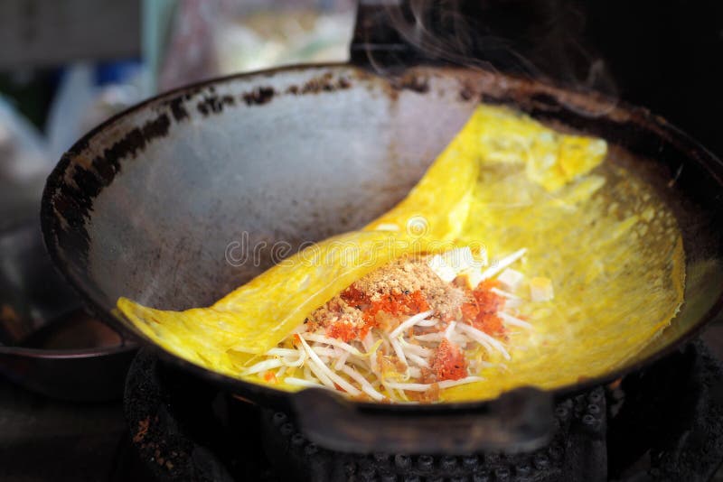 Riempia tailandese, un piatto tailandese basato sulle tagliatelle di riso Involucro di Fried Thai Egg fotografia stock Riempia tailandese, un piatto tailandese basato sulle tagliatelle di riso Involucro di Fried Thai Egg fotografia stock