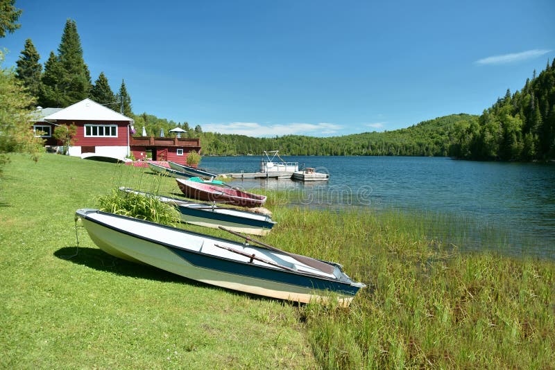 Riempire la cabina nella foresta vicino a un bel lago in Quebec, Canada, regione di Lanaudière fotografia stock Riempire la cabina nella foresta vicino a un bel lago in Quebec, Canada, regione di Lanaudière fotografia stock