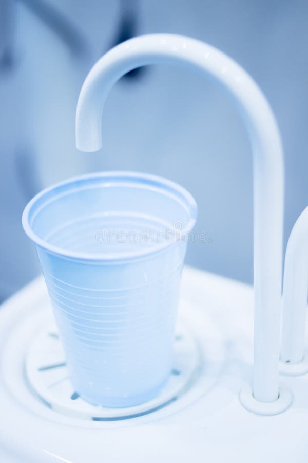 Riempitore del rubinetto della tazza della risciacquatura con acqua del dentista in clinica dentaria