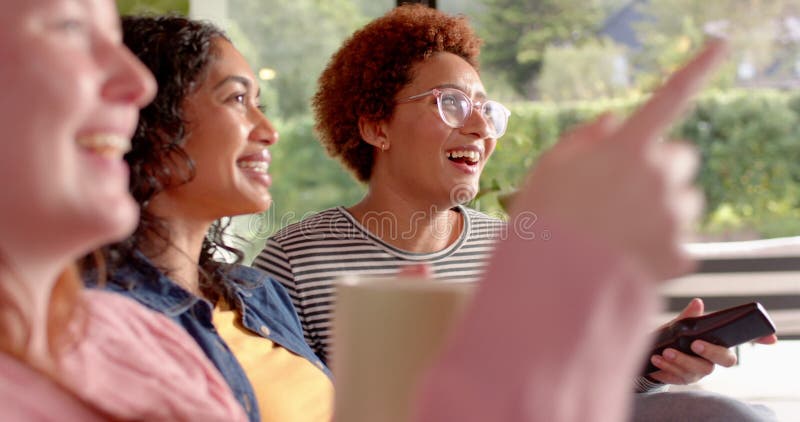 Riendo y disfrutando del tiempo diversas amigas colgando juntas en el interior metrajes