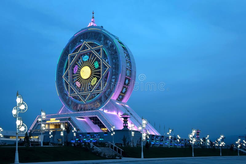 Riesenrad auf einem Himmel als Hintergrund, Turkmenistan. lizenzfreie stockbilder Riesenrad auf einem Himmel als Hintergrund, Turkmenistan. lizenzfreie stockbilder