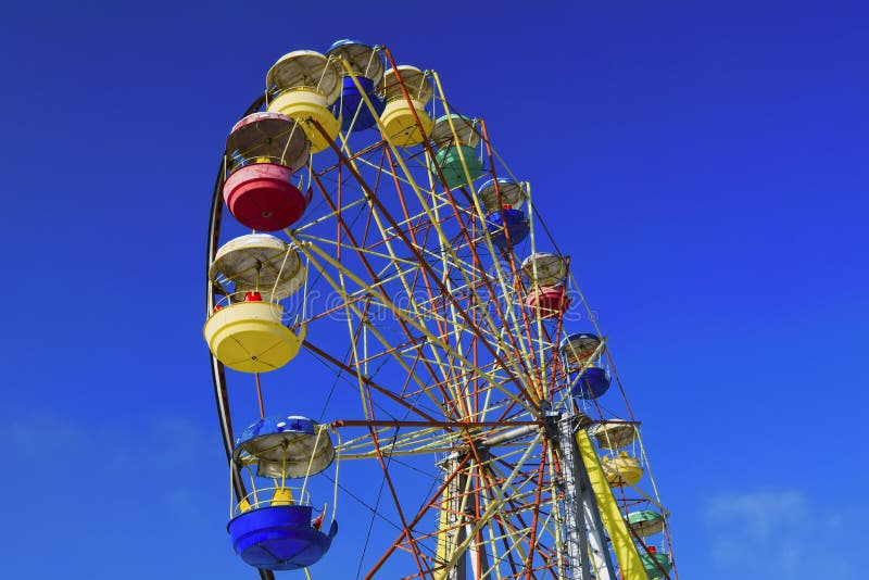 Riesenrad auf einen Hintergrund des blauen Winterhimmels lizenzfreie stockfotos Riesenrad auf einen Hintergrund des blauen Winterhimmels lizenzfreie stockfotos