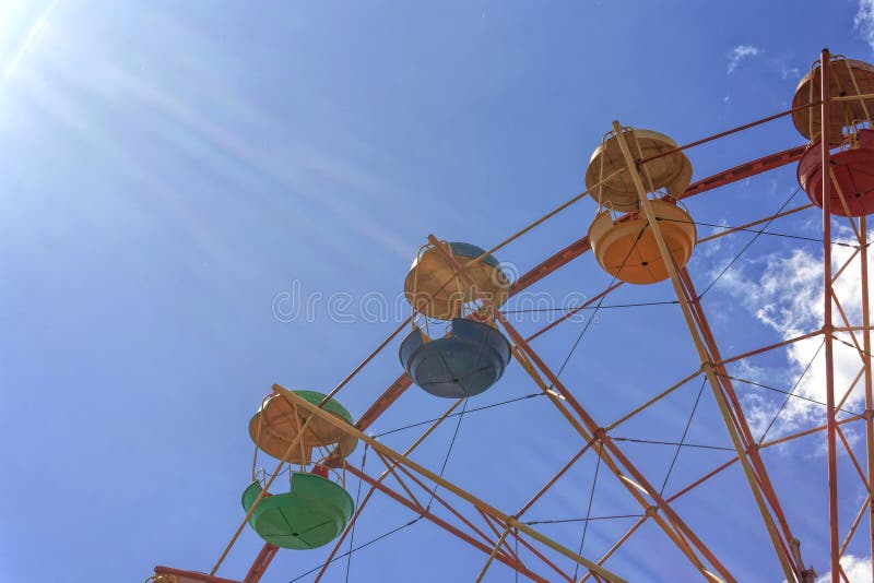 Riesenrad gegen den blauen Himmel stockbild Riesenrad gegen den blauen Himmel stockbild