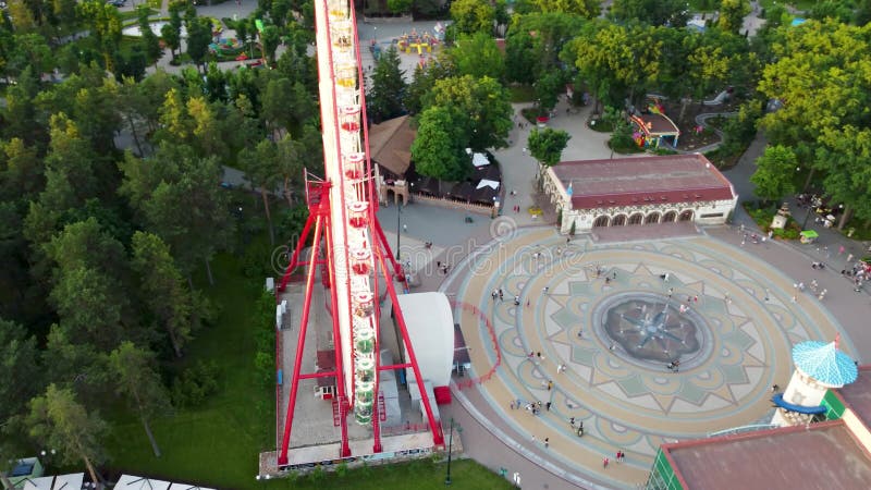 Riesenrad im Stadtpark Luftuntergang Kharkiv