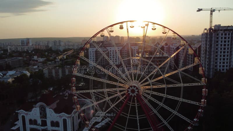 Riesenrad im Stadtpark Luftuntergang Kharkiv